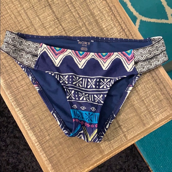 Roxy bikini top and bottom - Picture 5 of 8